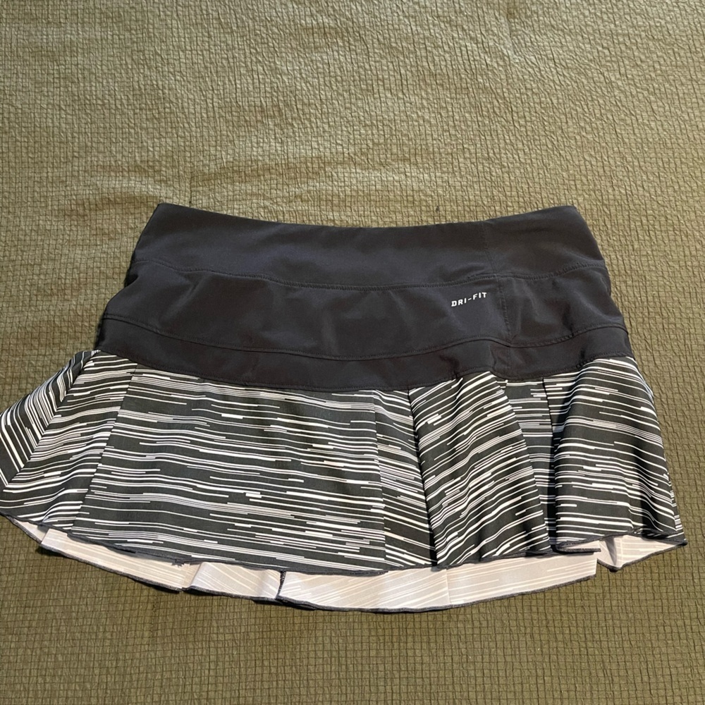 Women’s Nike active skort - Picture 4 of 7
